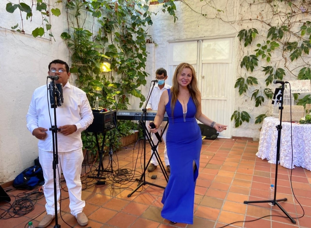 Cantante en vestido naranja