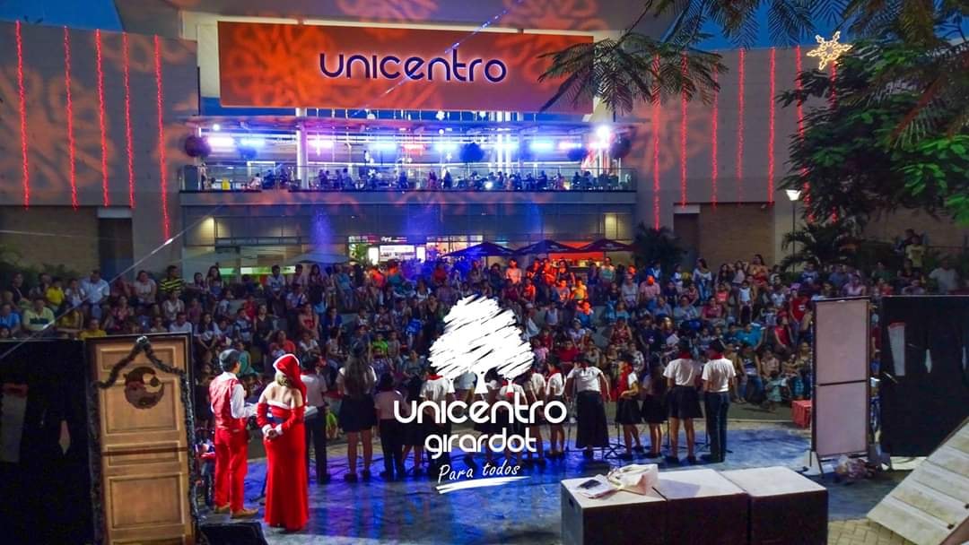 Violinista en vestido negro