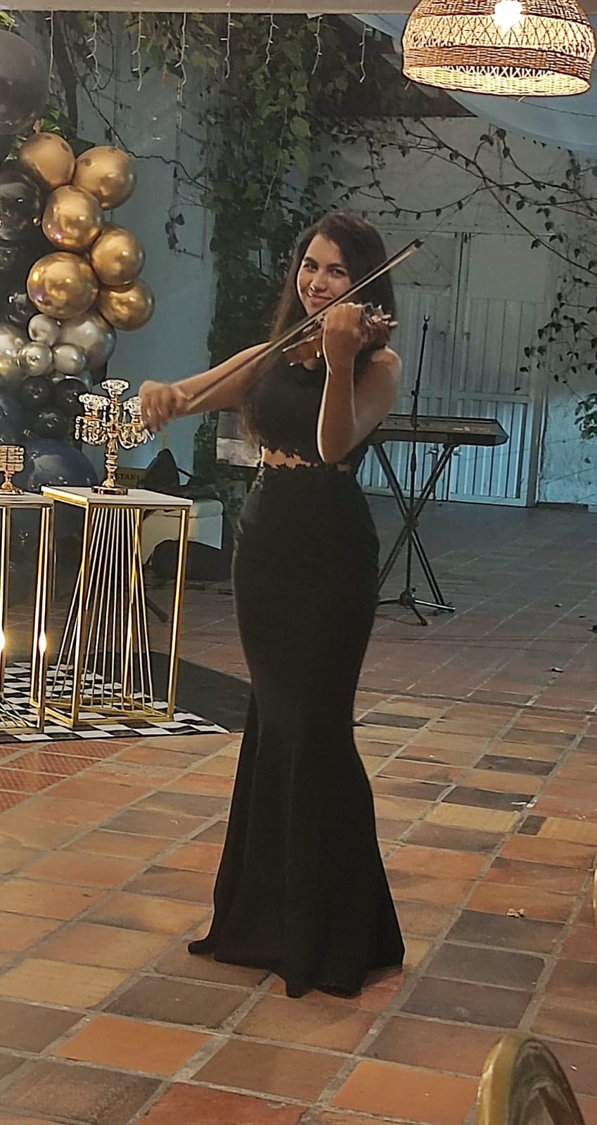 Cantante en vestido azul